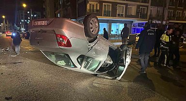 İki otomobilin çarpışması sonucu araçlardan biri ters döndü