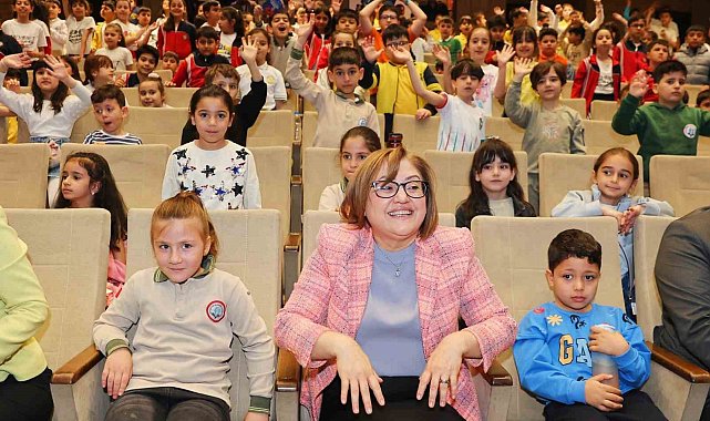 İkinci çocuk tiyatroları şenliğine katılan Şahin, yoğun ilgiyle karşılandı