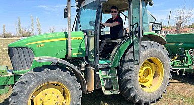 İl Müdürü Gümüş, traktörle gübreleme yaptı