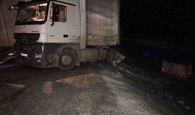 Ilgar Dağı'nda buzlanmadan kayan tır, yolu kapattı