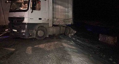 Ilgar Dağı'nda buzlanmadan kayan tır, yolu kapattı