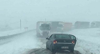 Ilgar Dağı'nda tipide onlarca tır mahsur kaldı