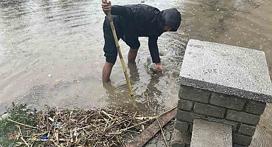 Ilıcabaşı Mahallesi'nde kargı çöpleri giderleri tıkadı, Muhtar Tarım vatandaşları uyardı