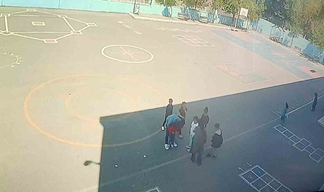 İlkokul öğrencisinin "heimlich" manevrasıyla kurtarıldığı anlar güvenlik kamerasında