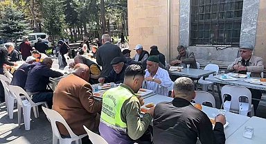 İmaret Camii'nde yüzlerce yıllık yemek dağıtım geleneği yaşatılıyor