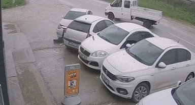 İnegöl'de kontrolden çıkan otomobil park halindeki araçlara çarptı: 5 yaralı