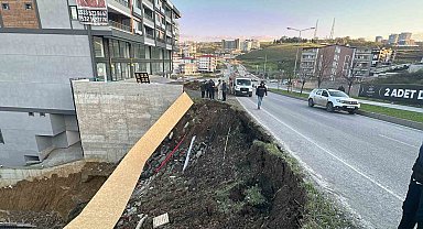 İnşaat çalışması sırasında toprak kaydı, yol trafiğe kapatıldı