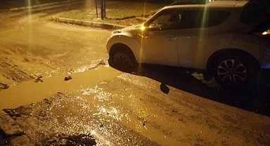 İnşaatta kazı çalışmasında oluşan çukura 2 otomobil düştü, 2 çocuk yaralandı