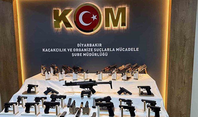 Irak'tan Diyarbakır'a gelen aracın gizli bölmelerinde 27 adet silah ele geçirildi: 3 tutuklama