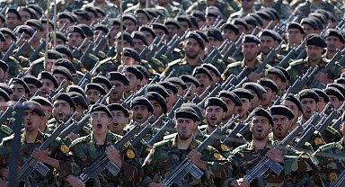 İran'dan Ulusal Ordu Günü'nde gövde gösterisi