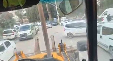 İş makinesi ile tehlikeli yolculuk kamerada
