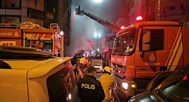 İş merkezinde başlayan yangın, yanındaki binalara ve araçlara sıçradı