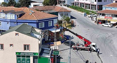 İş yerini "kirletiyor" gerekçesiyle leylek yuvasını kaldırtan esnafa tutanak tutuldu