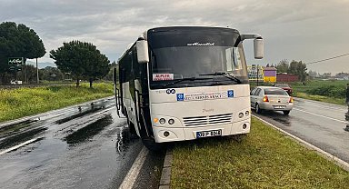 İşçi taşıyan servis aracı orta refüje çıktı