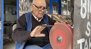 İşini severek yapan 81 yaşındaki Erhan amca mesleğini bir türlü bırakamıyor