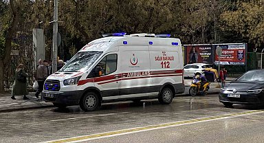 Islak zeminde kayarak yere düşen kurye yaralandı