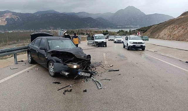 Isparta'da iki araç kafa kafaya çarpıştı: 3'ü ağır 8 yaralı