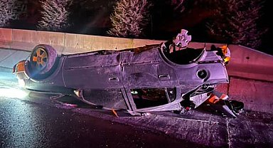 Isparta'da kontrolden çıkan araç takla attı: 3 yaralı