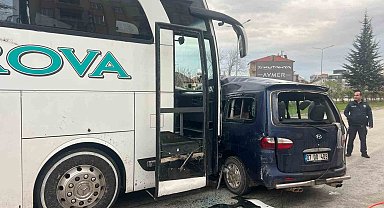 Isparta'da yolcu otobüsüyle hafif ticari araç çarpıştı: 1 ölü, 2 yaralı
