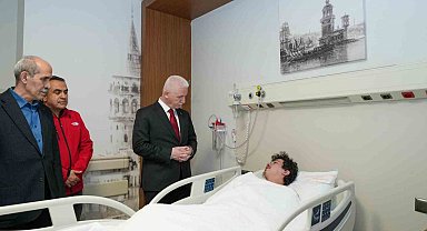 İstanbul Valisi Davut Gül depremde yaralanan vatandaşları ziyaret etti