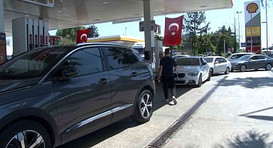 İstanbul'da deprem nedeniyle eve giremeyen vatandaşlar akaryakıt istasyonlarına akın etti