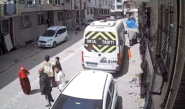 İstanbul'da depremden kaçış kamerada: Park halindeki araçlar böyle sallandı