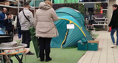 İstanbul'da vatandaşlar çadır satış yerlerine akın etti