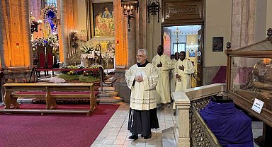İstanbul'daki St. Antuan Kilisesi'nde Papa Franciscus için ayin düzenlendi