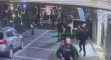 İstanbul'un göbeğinde gece kulübü önünde silahlı çatışma kamerada: 1 ölü, 1 yaralı