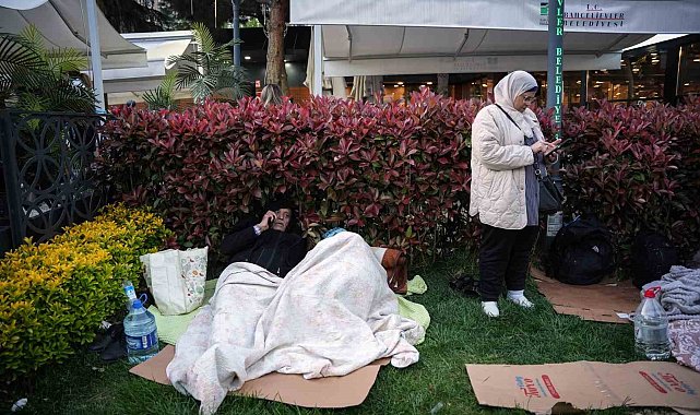 İstanbullular geceyi parkta kurdukları çadırlarda geçiriyor