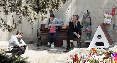 İtalyan şefin oğlu Mattia Ahmet Minguzzi'nin mezarını anneannesi ziyaret etti