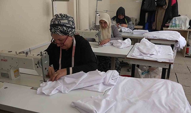 İyidere'de Halk Eğitim Merkezi kursiyerlerinden çocuklara 23 Nisan sürprizi