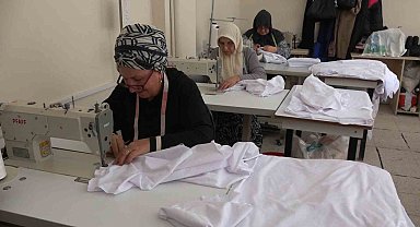 İyidere'de Halk Eğitim Merkezi kursiyerlerinden çocuklara 23 Nisan sürprizi