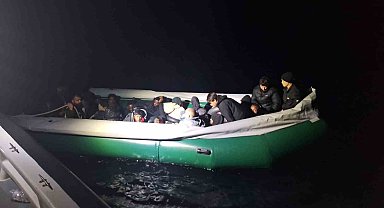 İzmir açıklarında 22 düzensiz göçmen kurtarıldı