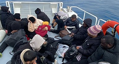 İzmir açıklarında 50 düzensiz göçmen yakalandı
