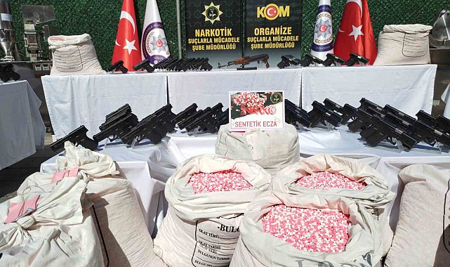 İzmir polisinden 4 gün süren dev operasyon: 1 milyondan fazla uyuşturucu hap ve 437 adet tabanca ele geçirildi