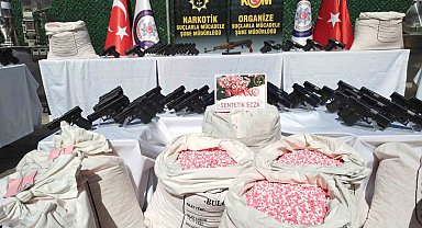 İzmir polisinden 4 gün süren dev operasyon: 1 milyondan fazla uyuşturucu hap ve 437 adet tabanca ele geçirildi