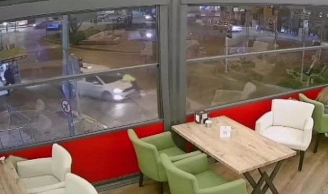 İzmir'de alkollü sürücü, polisi kaputta sürükledi