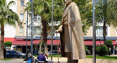 İzmir'de Narlıdere Belediyesi, Atatürk anıtı'nı bakıma aldı