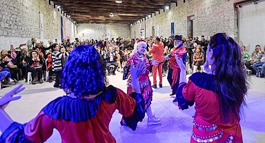 İzmir'de Romanlar Günü'nde kalpler 9/8'lik şarkılarla attı