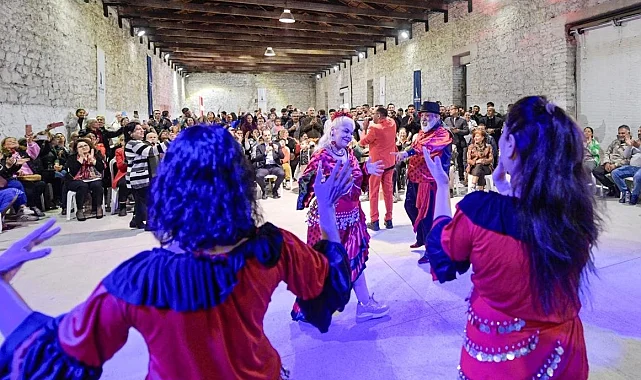 İzmir'de Romanlar Günü'nde kalpler 9/8'lik şarkılarla attı