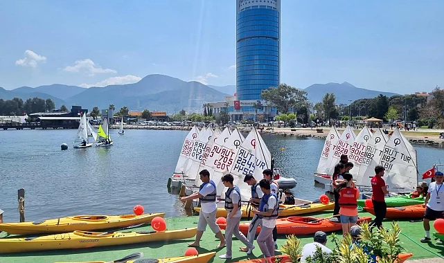 İzmirli çocuklar Su Sporları Şenliği'nde buluştu