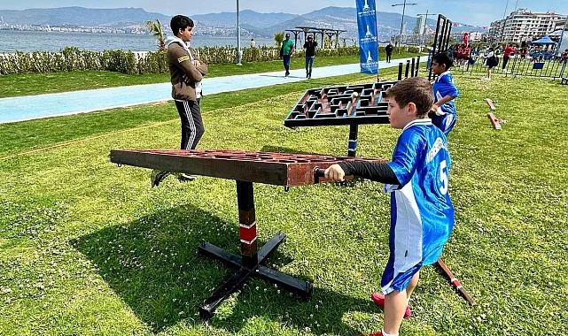 İzmirli minikler Hentbol Şenliği'nde buluştu