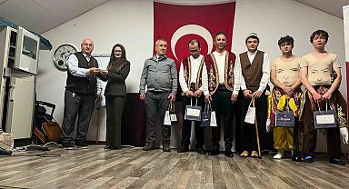 İzmirli öğrenciler geleneksel oyunları Belçika'da sahneledi