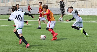 İzmit Belediyesi minik futbolculara bayramı yaşattı