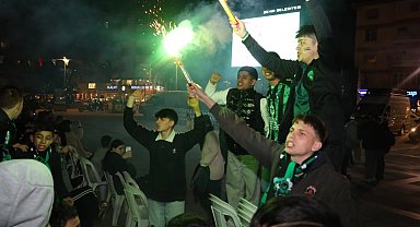 İzmit Kent Meydanı'nda yer Yeşil, gök Siyah