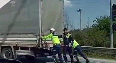 Jandarma arızalanan kamyoneti iterek sürücüye yardım etti