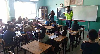 Jandarma ekipleri Bozdoğanlı öğrencileri bilgilendirdi