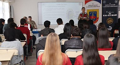 Jandarma ekipleri öğrencileri bilgilendiriyor