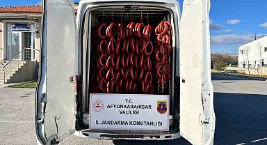Jandarma yaklaşık 3 ton içeriği değiştirilmiş ve insan sağlığına zararlı sucuk ele geçirdi